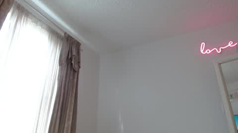 afrodithaa_ online show from December 18, 4:34 pm