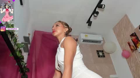 Snapshot of agatadelphine_mr chatting on February 11, 8:31 pm Agatadelphine online show from February 11, 8:31 pm