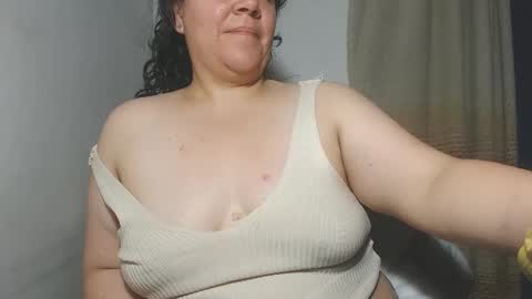 Snapshot of agathaaaa chatting on October 10, 2:27 am online show from October 10, 2:27 am