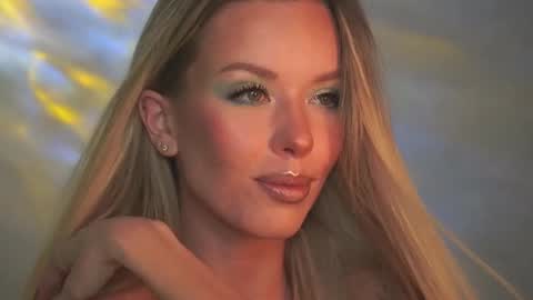 Snapshot of agent_blonde chatting on October 18, 6:53 pm May online show from October 18, 6:53 pm