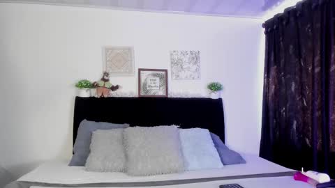 Snapshot of aihnoa_split chatting on February 28, 12:42 pm AIHNOA online show from February 28, 12:42 pm