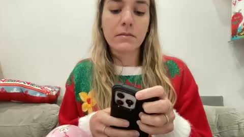 Snapshot of ailebun chatting on December 25, 2:02 pm Aile online show from December 25, 2:02 pm