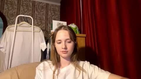Snapshot of aileenamara chatting on October 2, 12:43 pm Kira online show from October 2, 12:43 pm