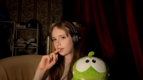 Snapshot of aileenamara chatting on October 9, 12:53 pm Kira online show from October 9, 12:53 pm