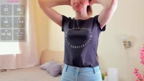Sofia help me get 50 thumbs up online show from May 23, 5:39 am