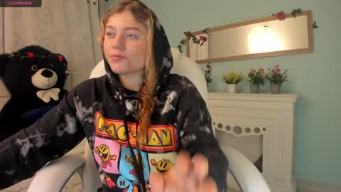 Snapshot of alaia_greyy chatting on December 17, 12:54 pm Alaia online show from December 17, 12:54 pm