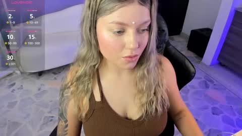 Snapshot of alaia_greyy chatting on September 20, 1:42 pm Alaia online show from September 20, 1:42 pm