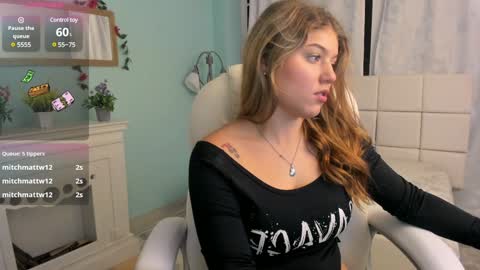 Snapshot of alaia_greyy chatting on February 6, 2:15 pm Alaia online show from February 6, 2:15 pm