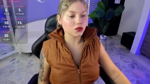 Snapshot of alaia_greyy chatting on September 18, 12:58 pm Alaia online show from September 18, 12:58 pm