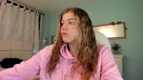 Snapshot of alaia_greyy chatting on January 8, 12:58 pm Alaia online show from January 8, 12:58 pm
