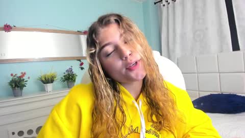 Snapshot of alaia_greyy chatting on January 21, 1:32 pm Alaia online show from January 21, 1:32 pm
