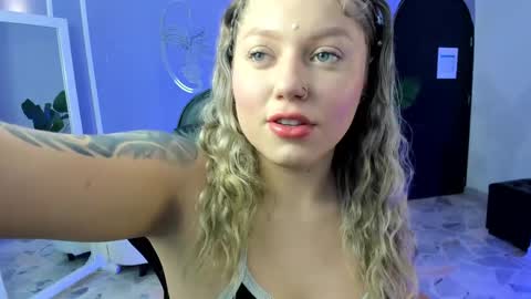 Snapshot of alaia_greyy chatting on September 23, 12:36 pm Alaia online show from September 23, 12:36 pm