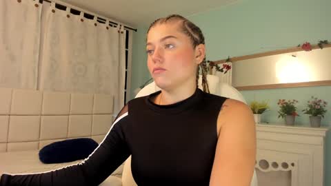 Snapshot of alaia_greyy chatting on January 2, 12:46 pm Alaia online show from January 2, 12:46 pm
