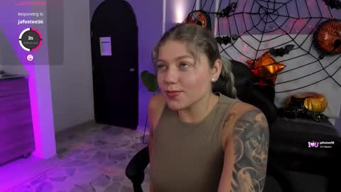Snapshot of alaia_greyy chatting on October 18, 1:47 pm Alaia online show from October 18, 1:47 pm