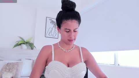 Snapshot of alaiaferrer chatting on January 8, 8:39 pm Alaia online show from January 8, 8:39 pm