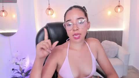 alana  online show from June 16, 7:59 pm
