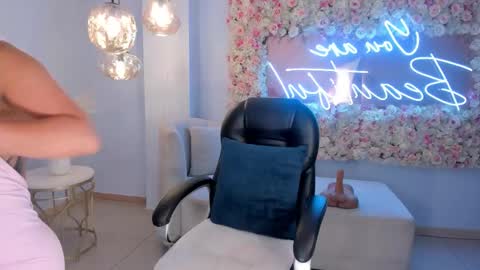 Snapshot of alessaromero chatting on October 10, 8:25 pm ALESSA ROMERO online show from October 10, 8:25 pm