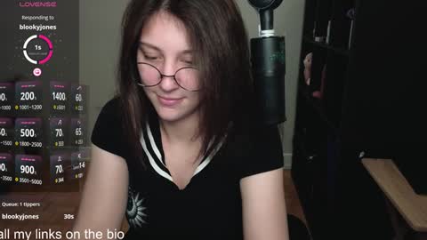 Snapshot of alexa_dream chatting on December 11, 11:10 pm dont be afraid to click social media link its working just click on that online show from December 11, 11:10 pm