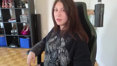 Snapshot of alexa_dream chatting on September 10, 9:26 pm dont be afraid to click social media link its working just click on that online show from September 10, 9:26 pm