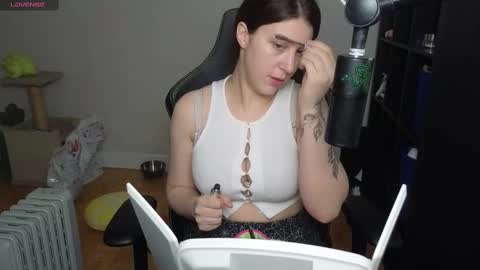 Snapshot of alexa_dream chatting on February 19, 12:25 am dont be afraid to click social media link its working just click on that online show from February 19, 12:25 am