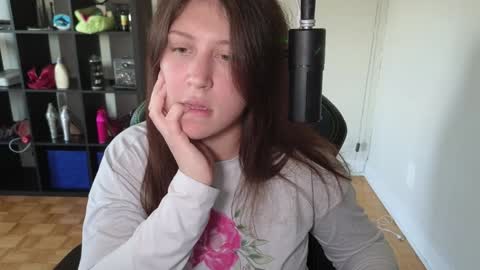 Snapshot of alexa_dream chatting on October 15, 9:50 pm dont be afraid to click social media link its working just click on that online show from October 15, 9:50 pm