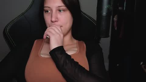 Snapshot of alexa_dream chatting on December 12, 9:04 pm dont be afraid to click social media link its working just click on that online show from December 12, 9:04 pm