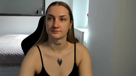 Snapshot of alexafragile chatting on October 18, 11:02 am Alexa online show from October 18, 11:02 am