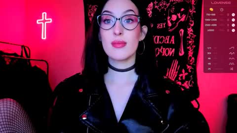 Snapshot of alice___mistress chatting on October 5, 12:48 am Miss Alice online show from October 5, 12:48 am