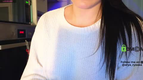 Snapshot of alice_bane chatting on December 17, 11:27 pm A R Y A T I A online show from December 17, 11:27 pm