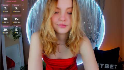 Snapshot of alice_tucci chatting on December 27, 1:50 pm Alice online show from December 27, 1:50 pm