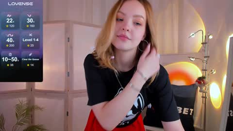 Snapshot of alice_tucci chatting on December 5, 1:49 pm Alice online show from December 5, 1:49 pm
