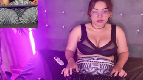 Snapshot of alicecamxxx chatting on October 17, 4:43 pm alicecamxxx online show from October 17, 4:43 pm