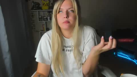 Snapshot of alicecaseyy chatting on October 16, 9:39 pm AliceCasey online show from October 16, 9:39 pm