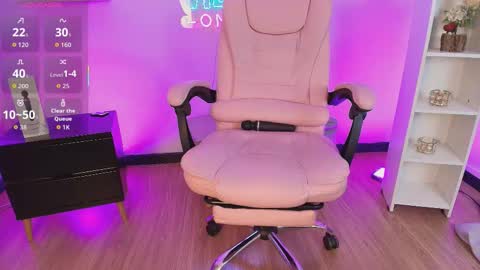 Snapshot of alicee_vixen chatting on October 2, 12:54 pm Alice online show from October 2, 12:54 pm
