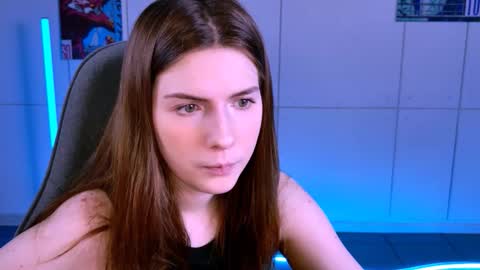 Snapshot of aliceinredsquare_ chatting on October 18, 5:54 am Alice online show from October 18, 5:54 am