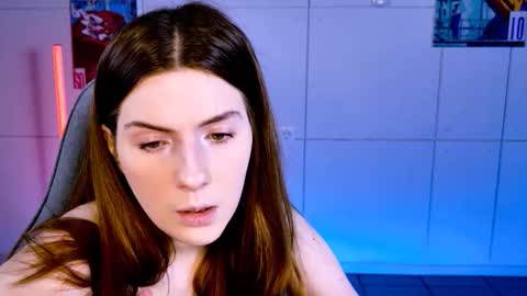 Snapshot of aliceinredsquare_ chatting on October 16, 5:32 am Alice online show from October 16, 5:32 am