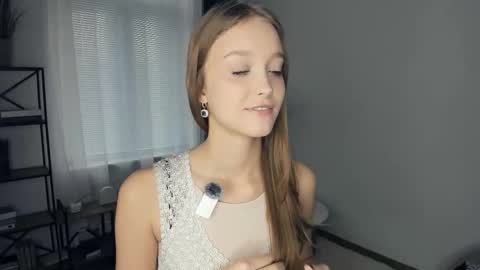 Snapshot of alicemelison chatting on October 16, 8:50 am Serena online show from October 16, 8:50 am