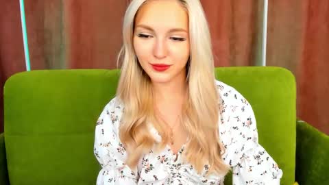 Snapshot of alicemonro chatting on October 8, 10:08 am alicemonro online show from October 8, 10:08 am