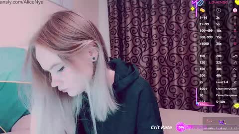 Snapshot of alicenya chatting on October 19, 3:52 am Alice online show from October 19, 3:52 am