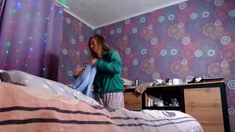 alicewetsquirt online show from December 18, 5:52 pm