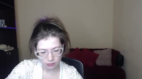 Snapshot of alicia_folow chatting on February 8, 6:33 am Alicia online show from February 8, 6:33 am