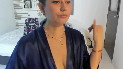 Snapshot of alinabozz1 chatting on October 4, 4:40 am alinabozz1 online show from October 4, 4:40 am