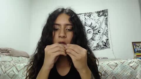 Snapshot of alinawoolf_ chatting on December 25, 4:33 am  Ali  online show from December 25, 4:33 am