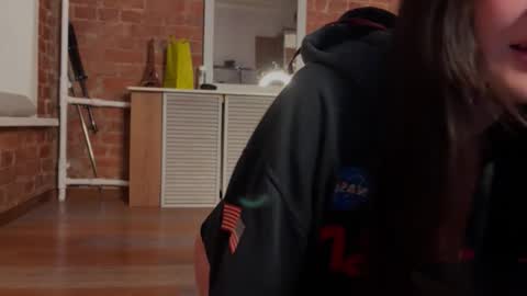 Snapshot of alisaacoy chatting on September 21, 7:34 pm alisa online show from September 21, 7:34 pm