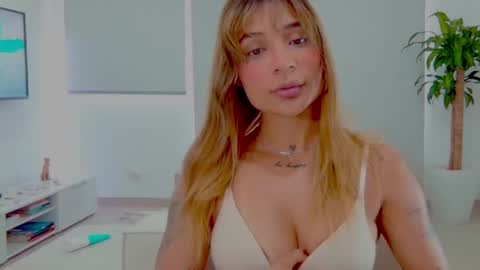 Snapshot of alisondiaz_ chatting on February 23, 9:44 pm Alison diaz online show from February 23, 9:44 pm