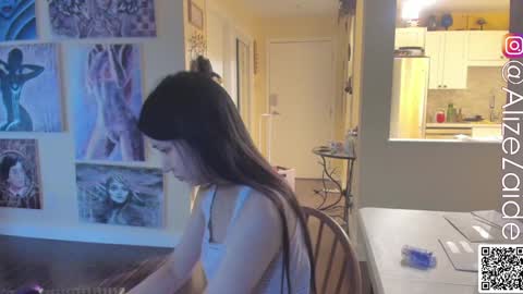 Snapshot of alizezaide chatting on January 3, 7:18 pm Alize Zaide online show from January 3, 7:18 pm