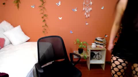 Snapshot of allierose_ chatting on September 19, 7:24 pm Allie  online show from September 19, 7:24 pm