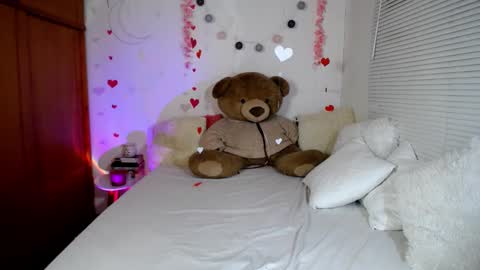 Snapshot of allierose_ chatting on February 19, 9:36 pm Allie  online show from February 19, 9:36 pm