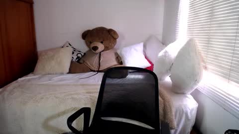 Snapshot of allierose_ chatting on December 24, 3:47 pm Allie  online show from December 24, 3:47 pm