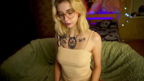 Snapshot of allison_cuty chatting on January 12, 10:22 pm Allison online show from January 12, 10:22 pm